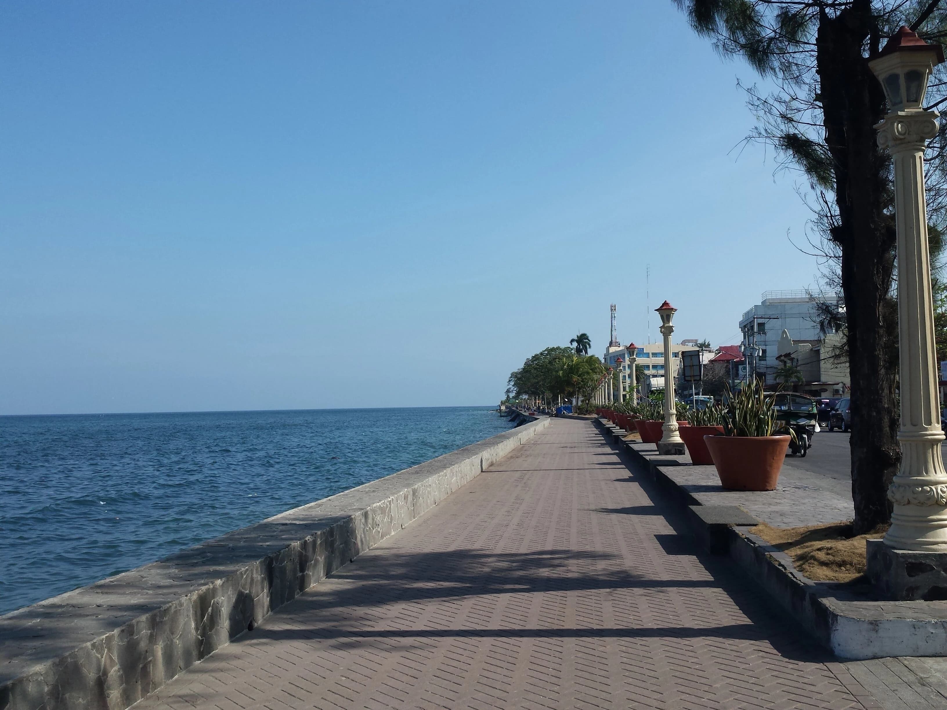 The Rizal Boulevard seaside promenade in Dumaguete City